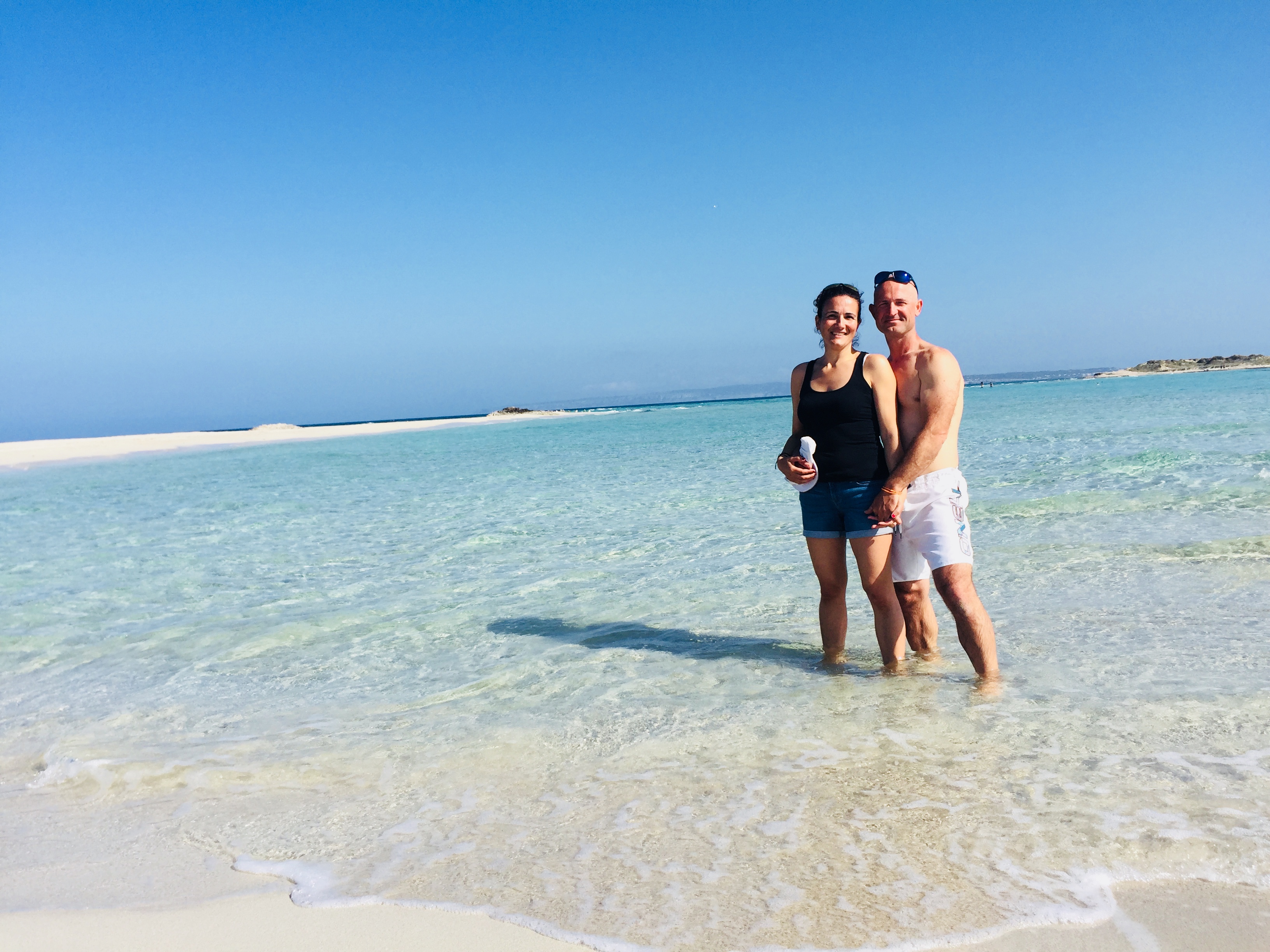 Pareja sobre aguas cristalinas en Formentera