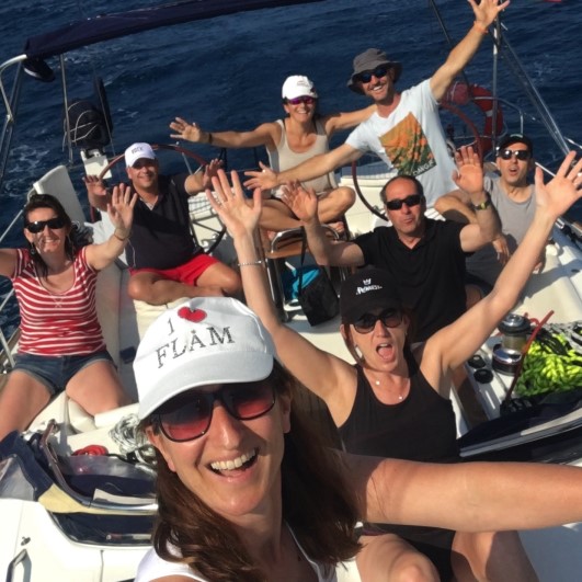 familia navegando en velero