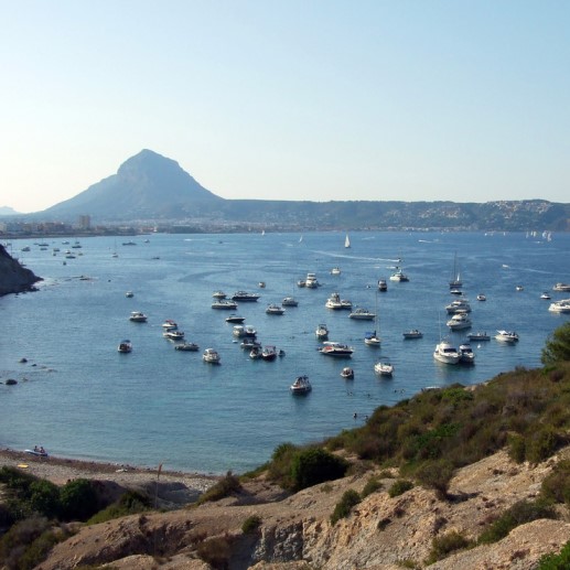 Cala Sardinera con el Montgo al fondo