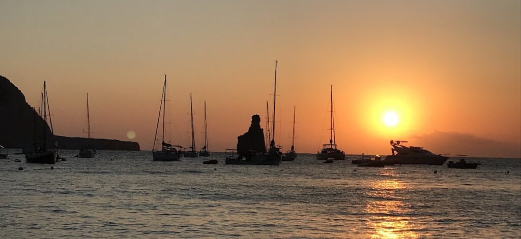 Barcos Puesta de Sol Cala Benirras Ibiza